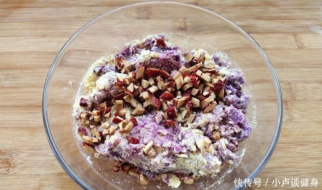 用粗粮简制的早餐,香甜可口,不发酵也松软,夏天我家三天两头做!