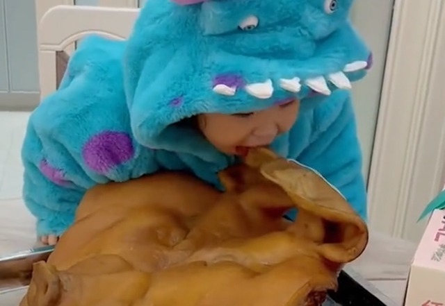 卤猪头|安徽一姥爷生日准备了卤猪头,客人进门看到一幕哭笑不得小吃货