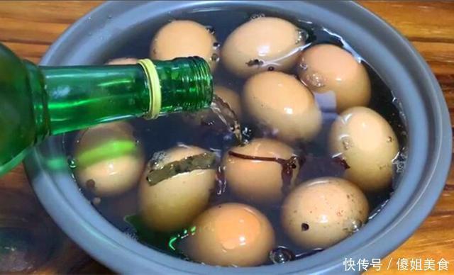 腌咸鸡蛋,只放盐就大错特错多加这2步,7天就能吃,起沙又流油