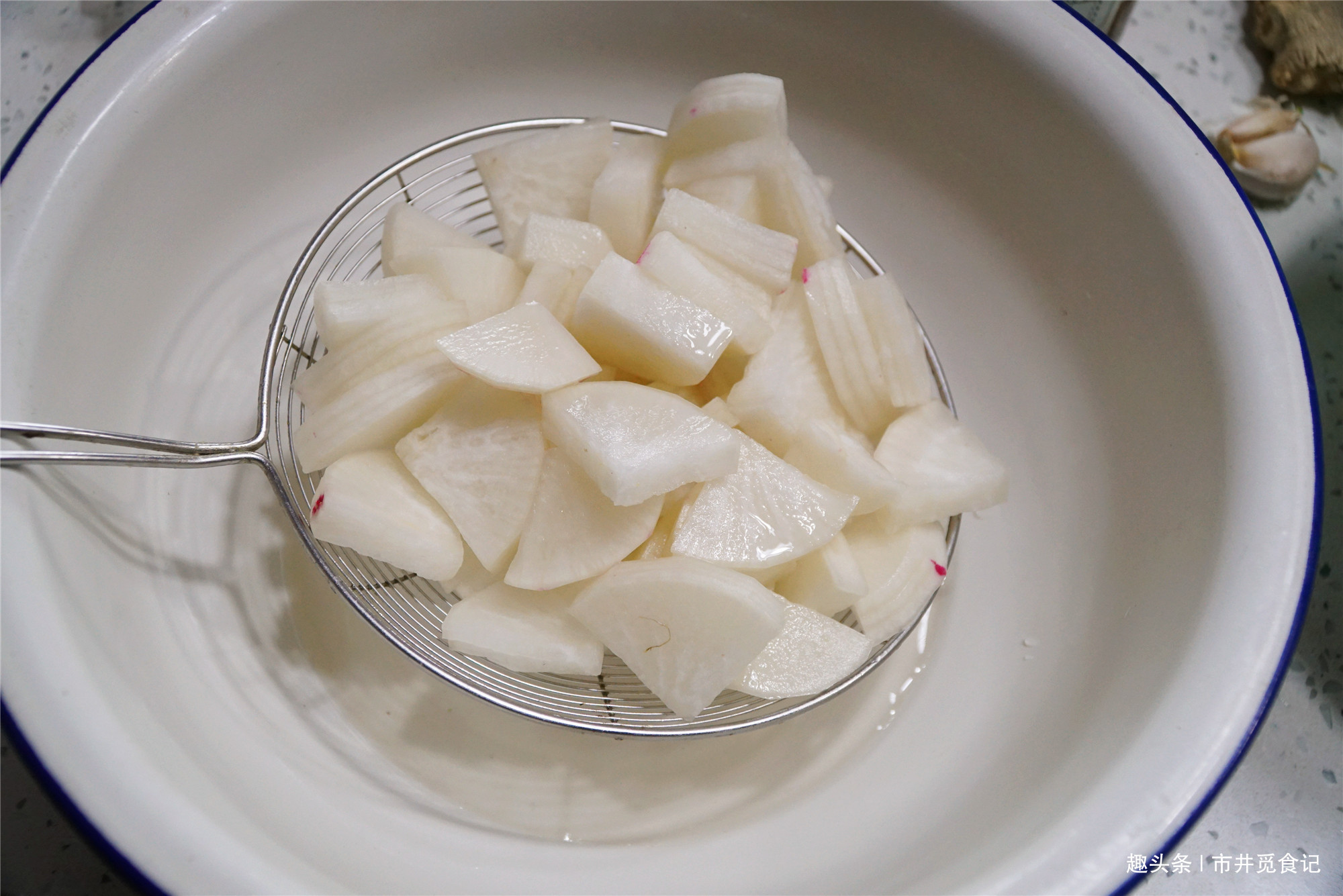 做腌萝卜，别只会加盐和酱油，分享饭店用的秘方，简单好吃嘎嘣脆