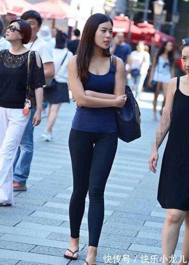 气质 牛仔裤轻松打造靓丽造型,非常的显气质又更加减龄