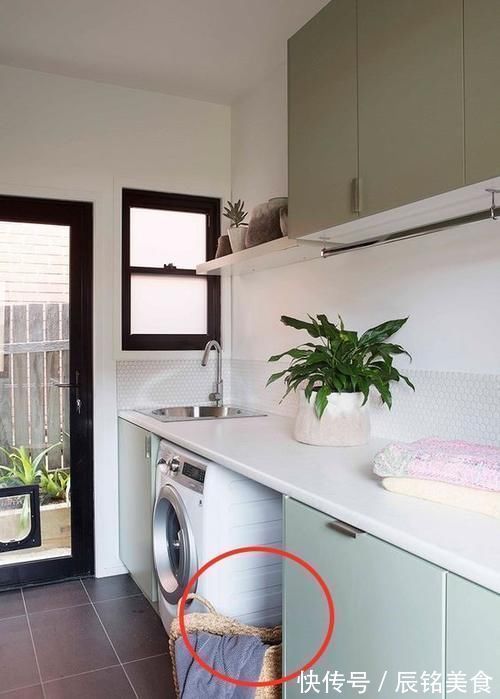 家政区|这谁能如此聪明,洗衣柜下面留空一格,洗衣服做收纳太实用方便了