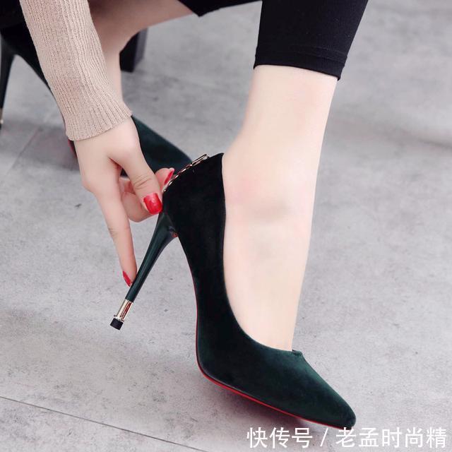 高跟鞋|尖头高跟鞋美腿混搭风，上身红玫瑰般娇艳