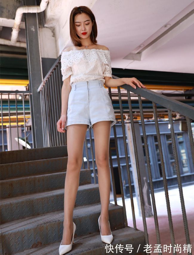 知性|一字肩上衣搭浅蓝色牛仔短裤,优雅又知性,女人味十足