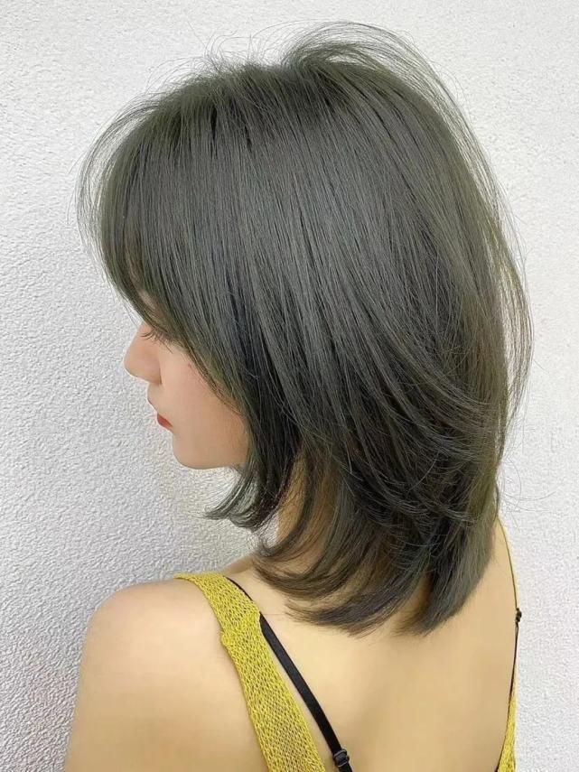 女人30岁别烫羊毛卷，太老气，有这10几款就够了