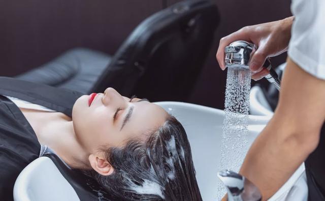 艾叶煮水|北京一女子，经常用艾叶煮水洗头，5个月后，身体有什么变化吗？