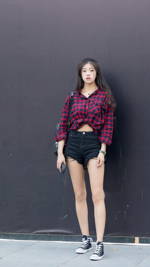 穿着|街拍气质模特美女,穿着让人心动的连衣裙,堪称女神