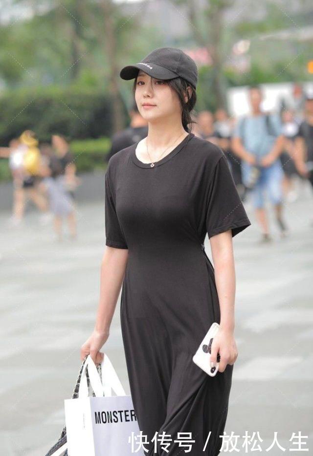 黑色修身连衣裙搭配黑色鸭舌帽，简单随性，青春活力