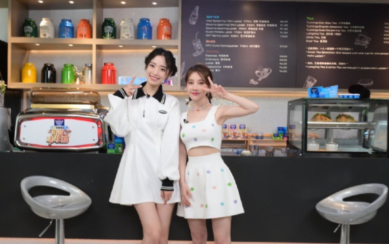 再见,少年|冯提莫参加《闪电咖啡馆》, 节目中反客为主, 展现综艺天赋