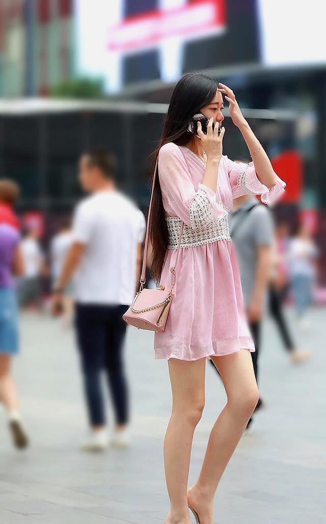 连衣裙|粉色连衣裙搭配银色高跟鞋,优雅妩媚显腿长,尽显少女魅力!