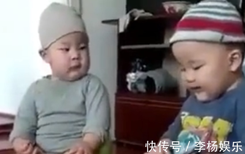 词汇|两个小宝宝“聊天”聊得不亦乐乎,网友像极了村口唠嗑的老大爷