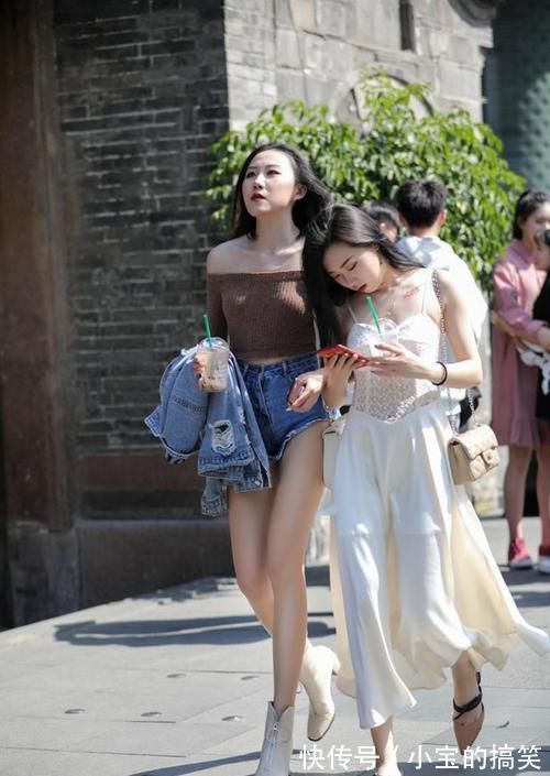 高跟鞋|杏色的针织无袖衫，配高腰的白色雪纺喇叭裤，穿出了身材的美