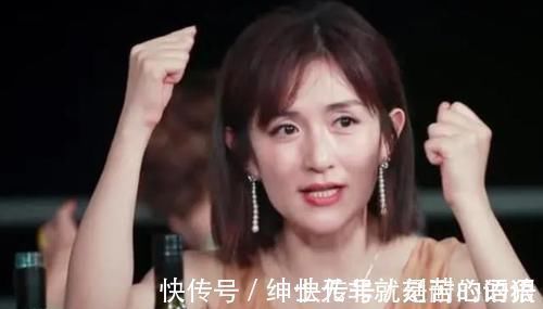 洗头|俩女星坐月子,一个忍不住天天洗头,一个忍了42天,差距很明显