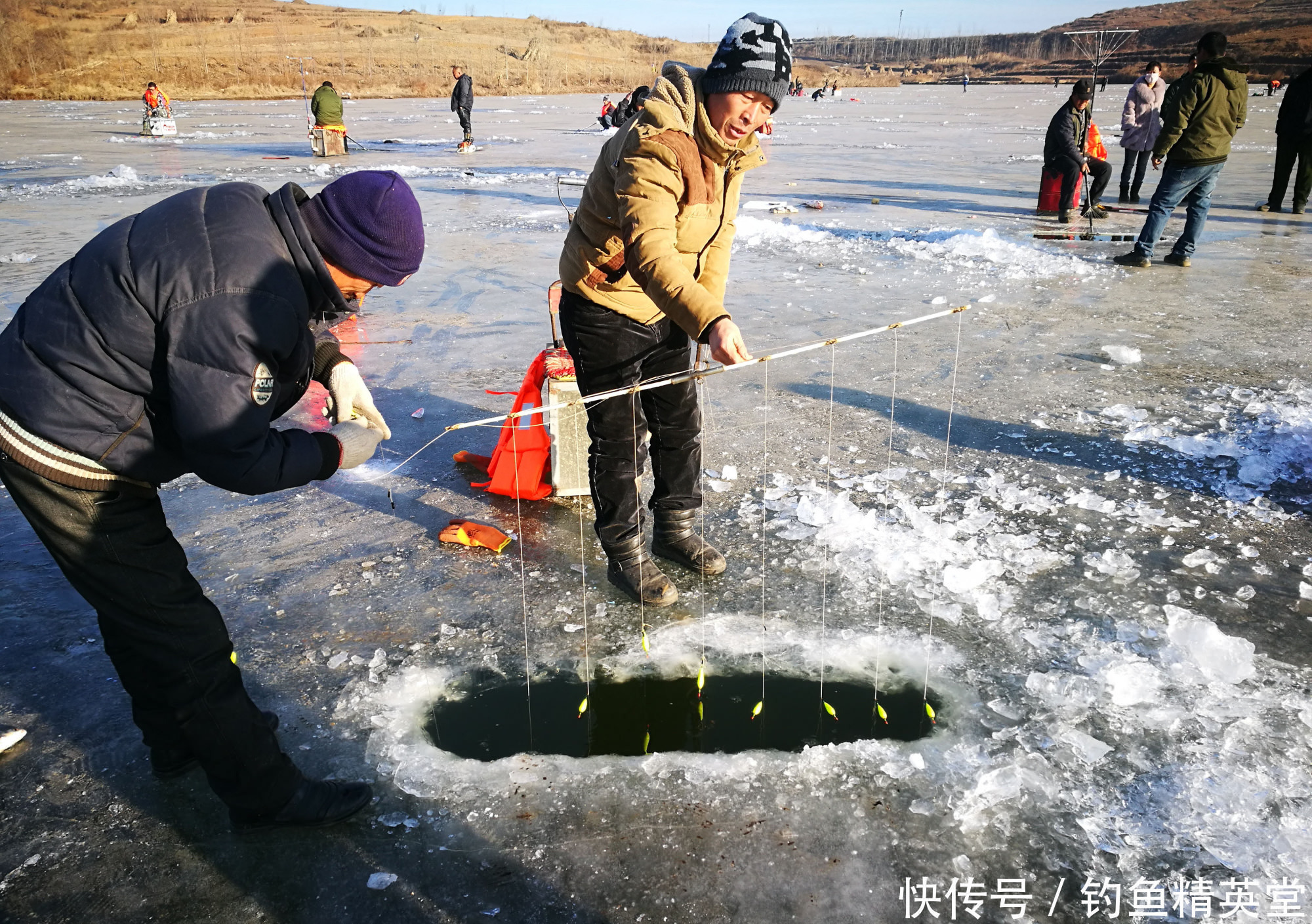 鱼竿|这种钓鱼方式在北方的冬天特别盛行，为什么被很多人不齿