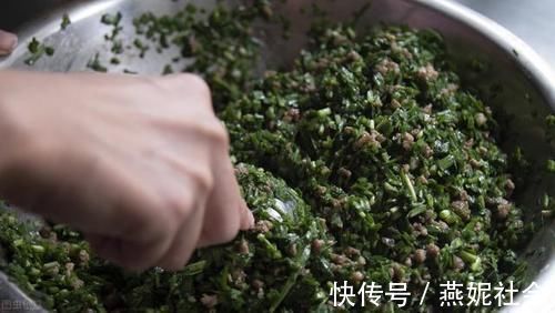 怎样让韭菜鸡蛋包子里的韭菜看起来新鲜绿油油的,不是那种黄色的?