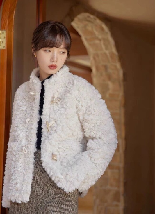 美眉 新年衣服不用买太多,这3件就足够,最后一件太有气质了!