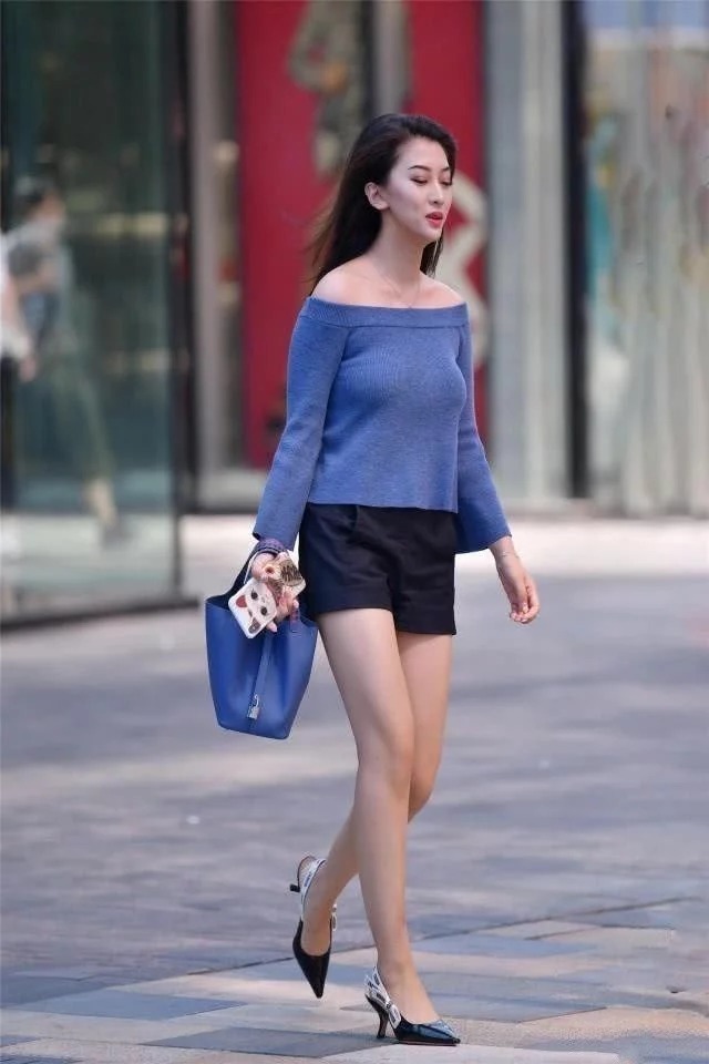 街拍:时尚靓丽的气质美女,灰色的连衣裙,很显优雅身姿