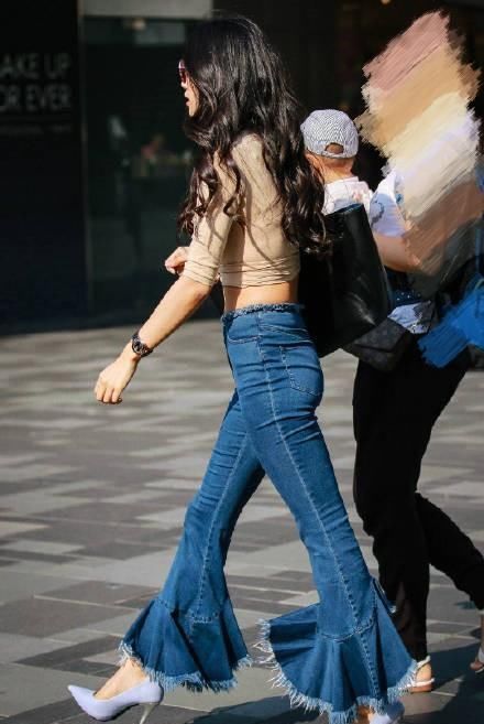 牛仔裤与高跟鞋的搭配,打造出小姐姐淡淡的女人香