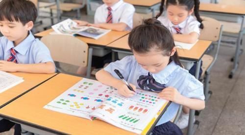 奖状|宝宝奖状拿到手软,母亲却笑不出来,网友:这能笑得出来?