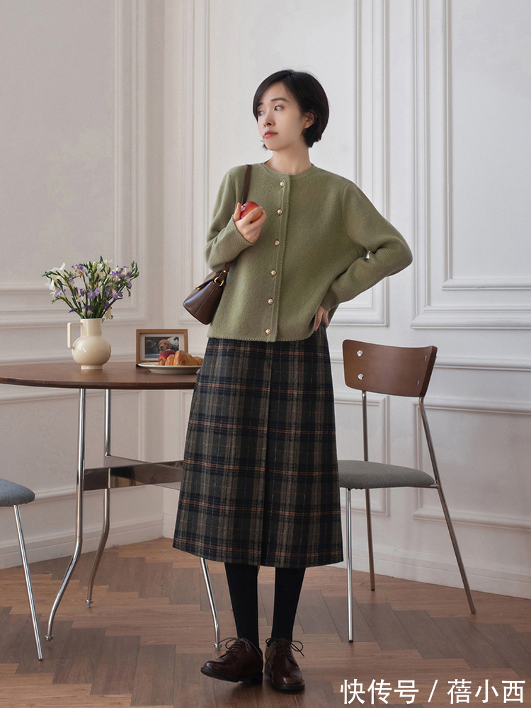 早冬|早冬如何穿才优雅?搭配组合“针织开衫+半身裙”,内搭外穿都美