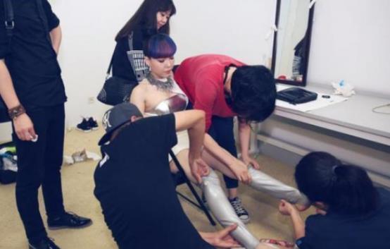 張楚格|吳莫愁：憑《好聲音》爆紅，如今“失業(yè)”，她是資本的犧牲品嘛？