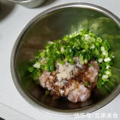 万万没想到，让我爱上下厨的竟是酸菜粉丝包