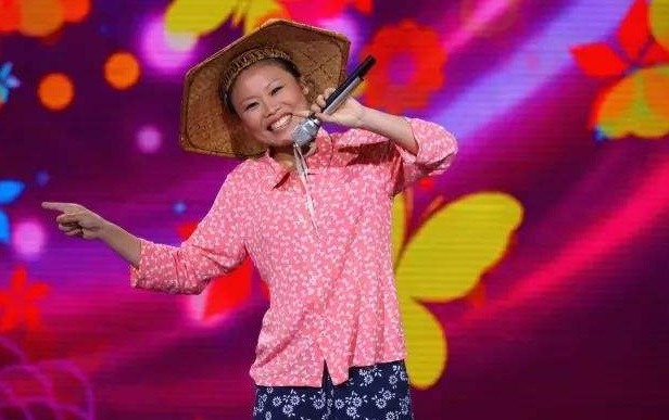 鳳凰傳奇|從年入千萬(wàn)到無(wú)人問津，因星光大道走紅的“草帽姐”，如今怎樣？