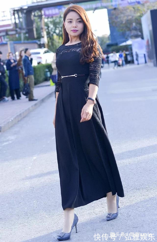 凉鞋 美女蓝色牛仔短裤搭配一双高跟凉鞋,打造出一种休闲的姿态