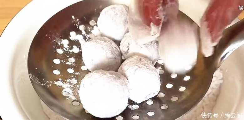 把火龙果倒入滚烫的开水中,瞬间变美食,孩子们就爱这样吃,真香