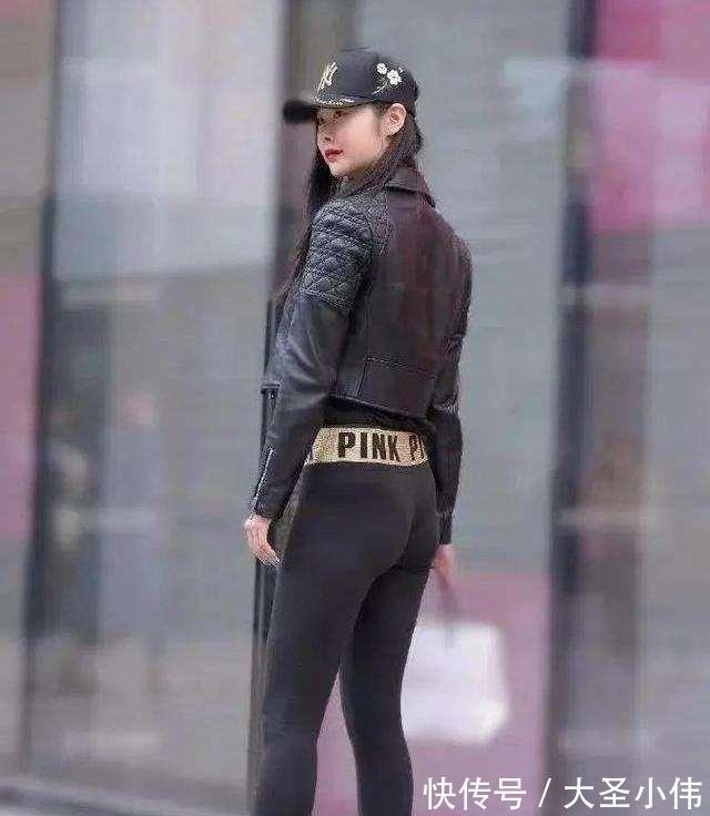 小姐姐|美女街拍:穿打底裤的小姐姐,格外青春减龄,令人羡慕