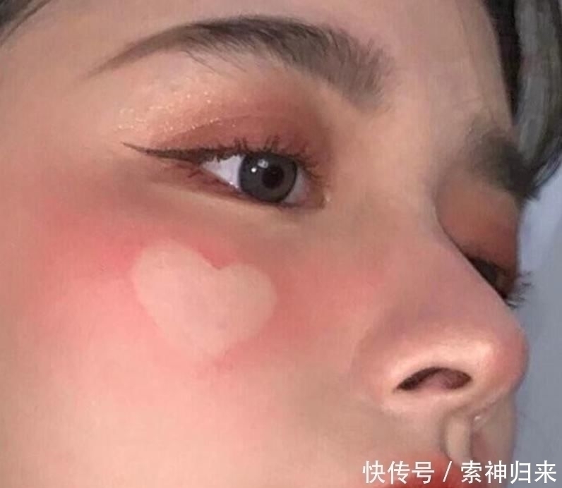 肌肤|女生想要养出“干净脸”,建议睡前做这4件事,皮肤白皙更水嫩