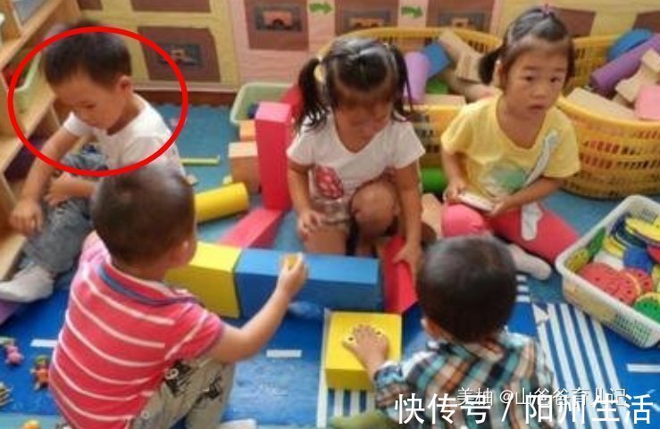 宝宝|孩子突然不愿意去幼儿园,在嘴里嘀咕“一个人”,家长蹲守后怒了