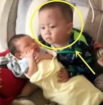 大宝|叫你要妹妹！叫你要妹妹！4岁哥哥哄妹妹哄得生无可恋，宝妈笑翻