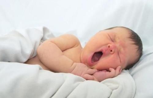 睡眠质量|不枕枕头的宝宝难避免这2大损伤,宝妈:萌娃睡着像指南针咋整?