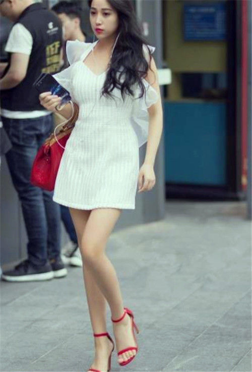 街拍气质美女穿白色镂空短裙,长发披肩,尽显苗条身姿