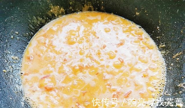 蛋黄泥|最近爱上豆腐这么吃,加2样食材,绵软酥沙还入味,一盘能下2碗饭!