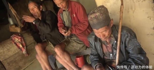 一个菜|尼泊尔农村酒席,非常简单,正餐只有一个菜,零食吃鸡肉