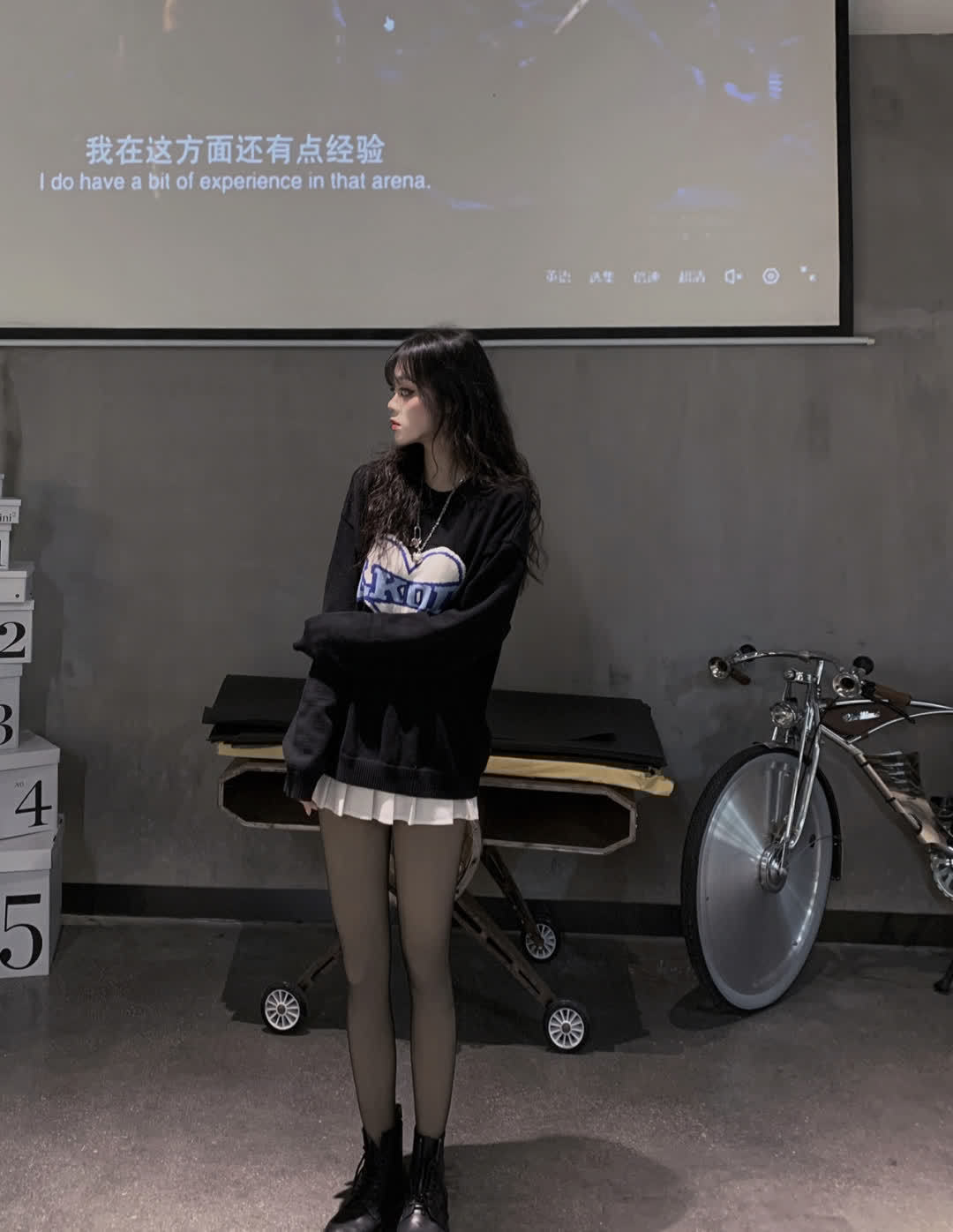 毛衣 婀娜多姿的小姐姐, 一件黑色宽松毛衣配超短裙, 性感又摩登