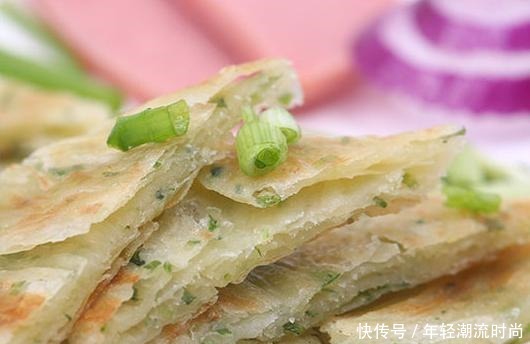 不和面不放油,3分钟吃到葱油饼!够酥、够香、够味!