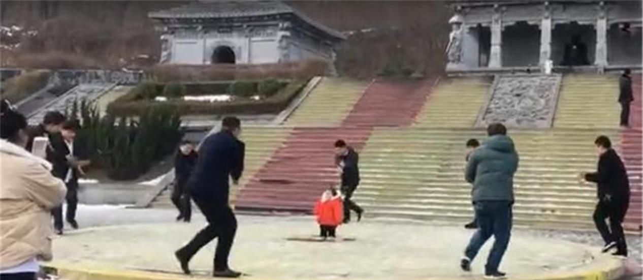 壮观|8个舅舅“独宠”一个小外甥女,回姥姥家场面太壮观,网友:羡慕