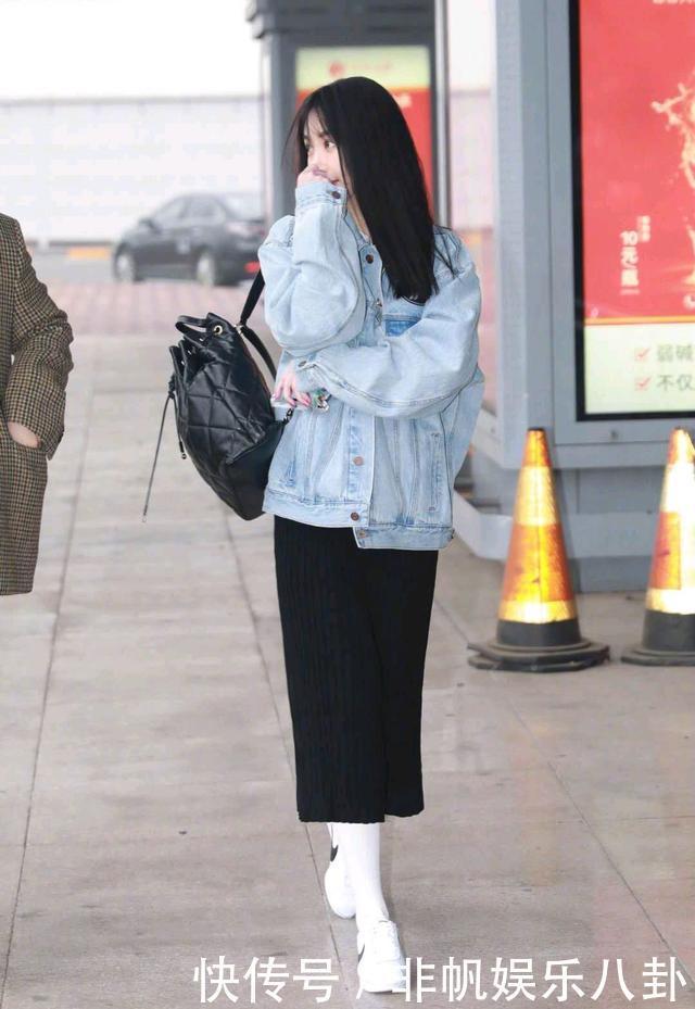 李菲儿天生丽质难自弃,露脐装紧身裤身材超有料,柯基臀让人羡慕