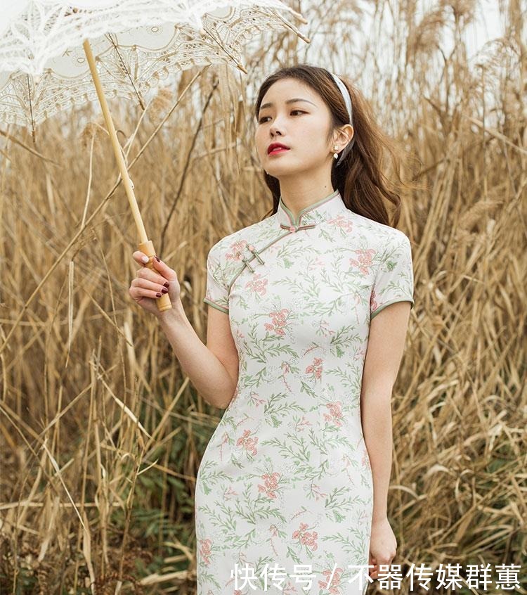 国民女神|白色斗篷西装别致优雅，搭配同系喇叭裤，展现复古式高级气场