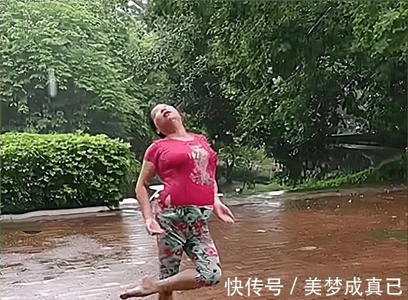 锻炼|广东中山大妈酷爱锻炼,身轻如燕健步如飞,年轻人都自叹不如