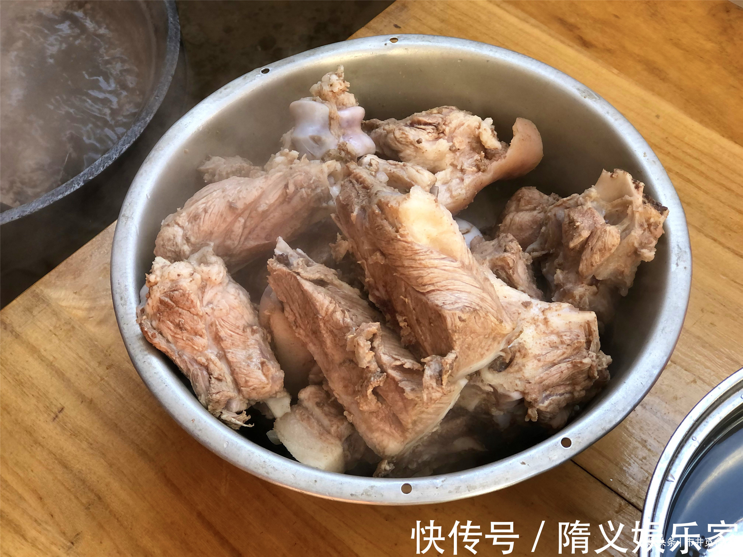 焯水|煮排骨大骨头时,记住“3用2不放”,肉香腥味小,汤白味道鲜