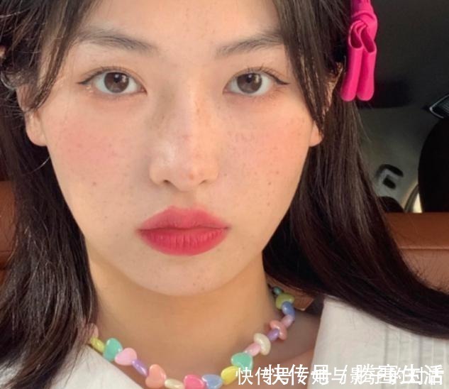 嘟嘟唇 氛围感美女唇妆是重点,口红谁都涂,配合小技巧颜值翻倍!