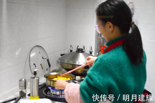 上小学的女儿用苹果给妈妈做了一盘甜点，真是甜到心坎里了