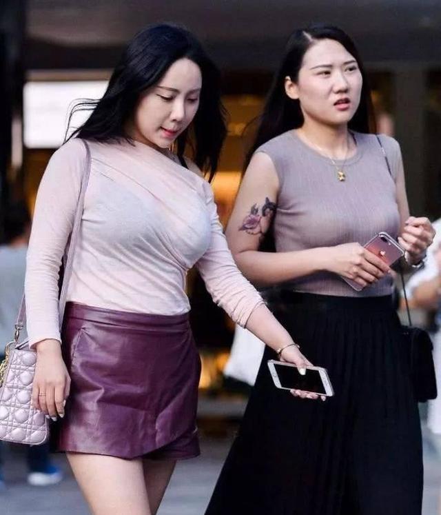 街拍闺密一起穿裙子出门逛街,这样的配色好吸睛