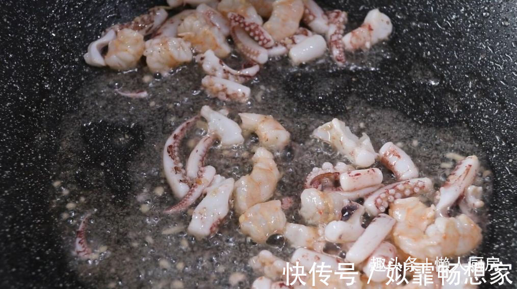 这是海鲜炒米粉的做法，加点它们一起炒，可做菜也可做主食