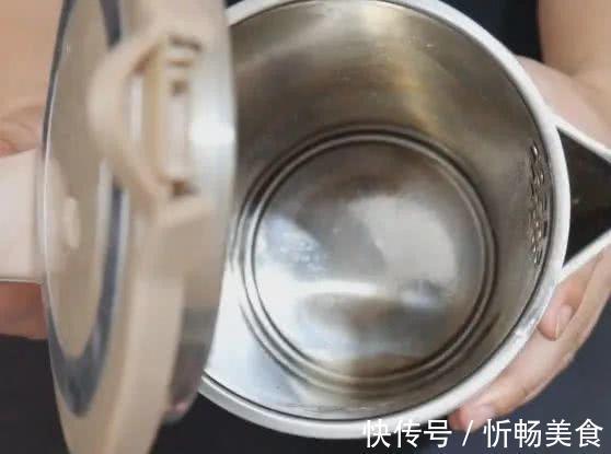 水壶|水壶里撒一把不值钱的东西,水垢哗哗往下掉,干净又省事