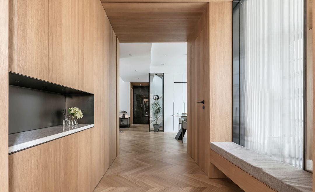 灰色|200平的简约风复式,用黑白的素雅和实木的温润,塑造最真实的家